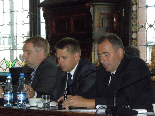 Bartosz Bluma (w środku) zadał na wczorajszej sesji całą serię pytań...