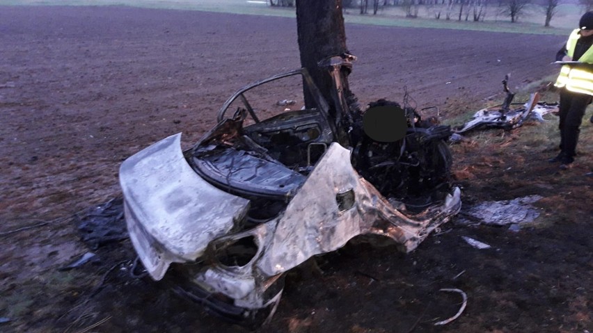 Wypadek i pożar BMW w pobliżu miejscowości Rutkowskie Małe....