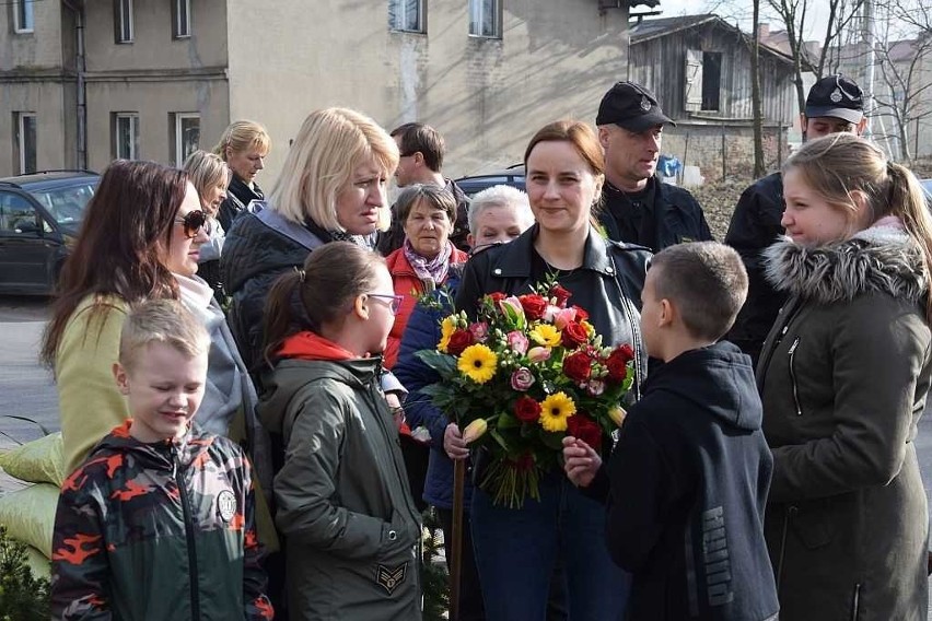 Strażacy z OSP Lisewo, sąsiedzi, mieszkańcy przyszli pomóc...