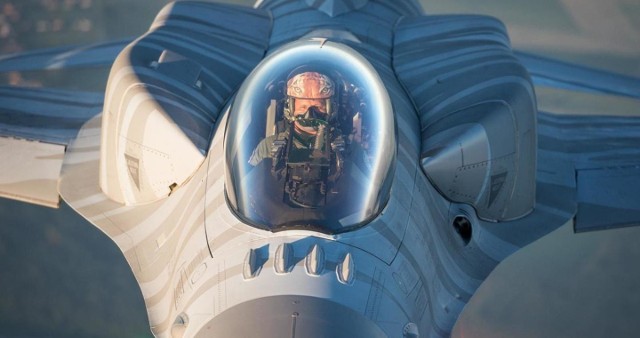 Major Dominik Duda za sterami F-16. Jako pilot tak szybkiej i potężnej maszyny musi być cały czas w pełni skupiony na wykonywanych zadaniach