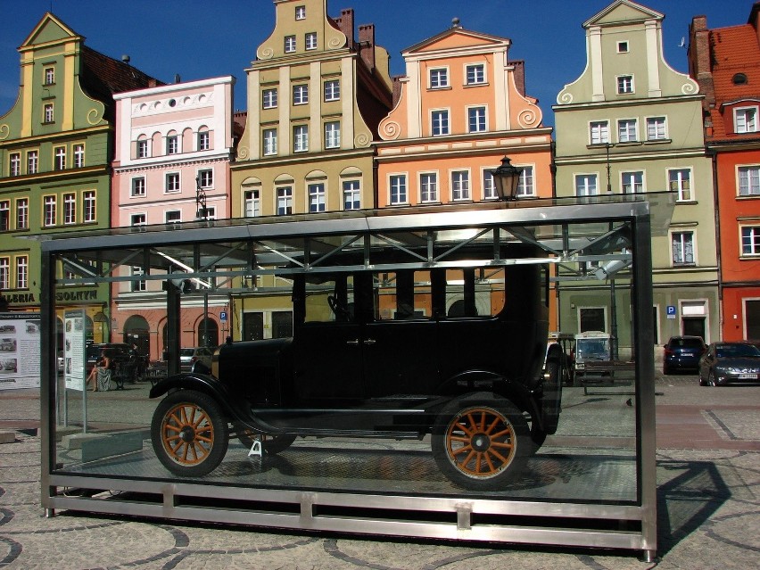 Zabytkowy Ford T na Placu Solnym. Jest też wystawa „Pojazdy II Rzeczypospolitej” (ZDJĘCIA)