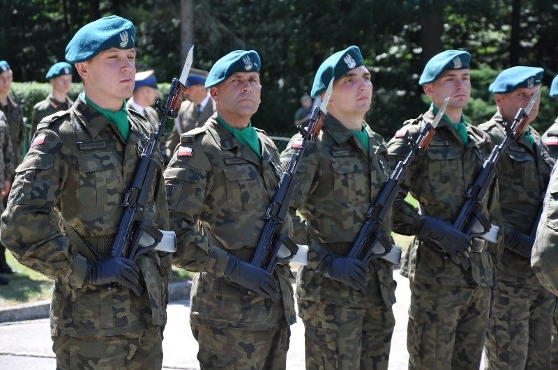 W tajnej jednostce wojskowej ukrytej w środku lasu w...