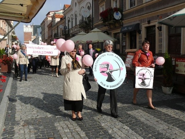 Uczestnicy sobotniego marszu "PIERwSi w Sandomierzu" nieśli transparenty i różowe baloniki.