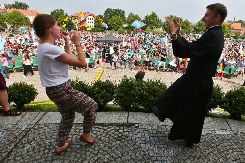 Tysiące pielgrzymów i tańczący księża na mszy w Trzebnicy