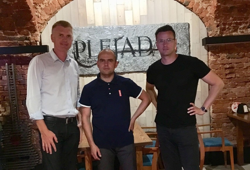 Paweł Zagumny (z lewej) podczas spotkania w restauracji...