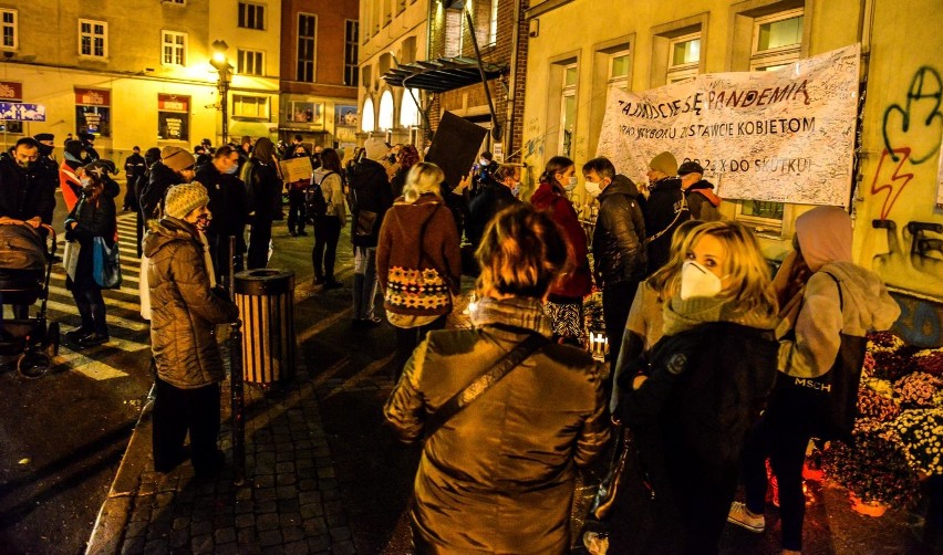 Prezydium gdańskiego NSZZ Solidarność krytykuje zdjęcia Aleksandry Dulkiewicz. Chodzi o rzekome „popieranie” aktów wandalizmu