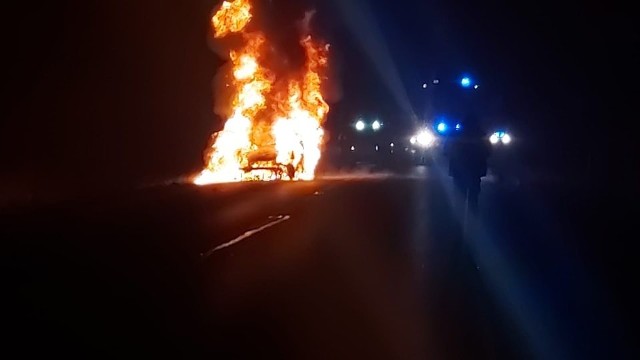 Stojący na poboczu ul. Krakowskiej samochód, spłonął doszczętnie.