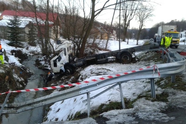 Wypadek w Lutczy. Ciężarówka wpadła do rowuZdjęcia wysłane przez Internautę na alarm@nowiny24.plZOBACZ FILM OD INTERNAUTY