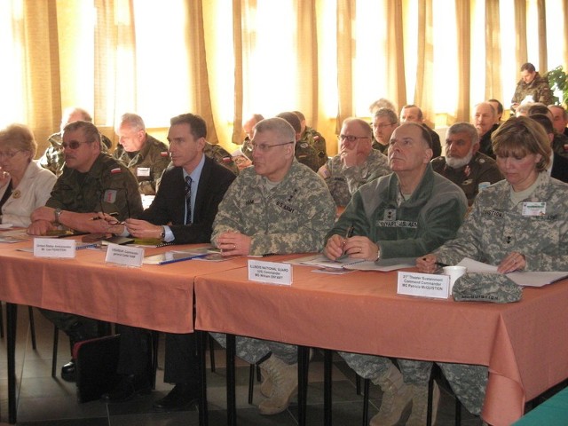 Dowódca wojsk amerykańskich w europie generał Carter Ham (na zdjęciu w środku) wysłuchał między innymi informacji o kieleckim Centrum.