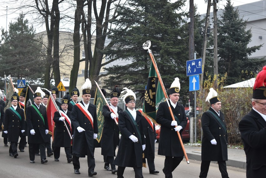 Barbórka w Brzeszczach. Po uroczystym spotkaniu w cechowni górnicy z orkiestrą przemaszerowali do kościoła św. Urbana [ZDJĘCIA]