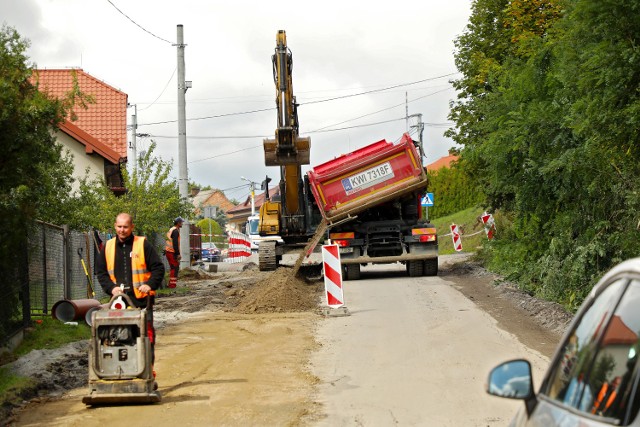 Rozpoczęła się przebudowa 2,2 km drogi przez Grajów (gmina Wieliczka). Prace zaplanowane do czerwca 2023 roku powodują duże utrudnienia w ruchu
