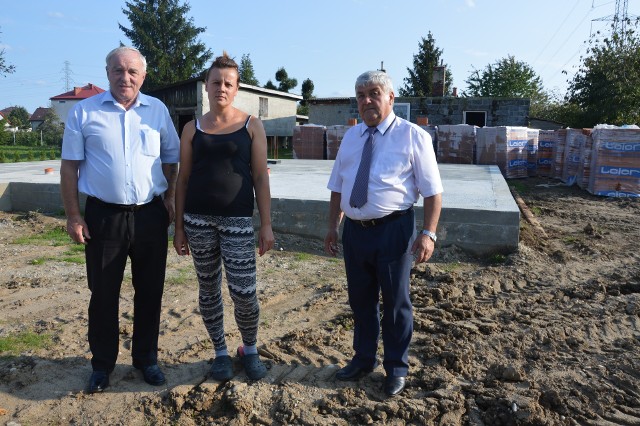 Tadeusz Kurek (z lewej) oraz Tadeusz Bąk pomagają rodzinie Batorów. Pani Agnieszka jest im wdzięczna