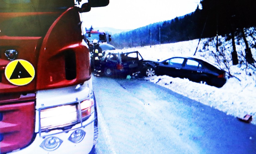 Szczawa. Na górskiej szosie volkswagen zderzył się z fordem. Ranny sprawca wypadku zabrany do szpitala [ZDJĘCIA]