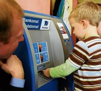 Tylko sześć polskich banków umożliwia bezpłatne korzystanie ze wszystkich zagranicznych bankomatów Fot. Janusz Wójtowicz