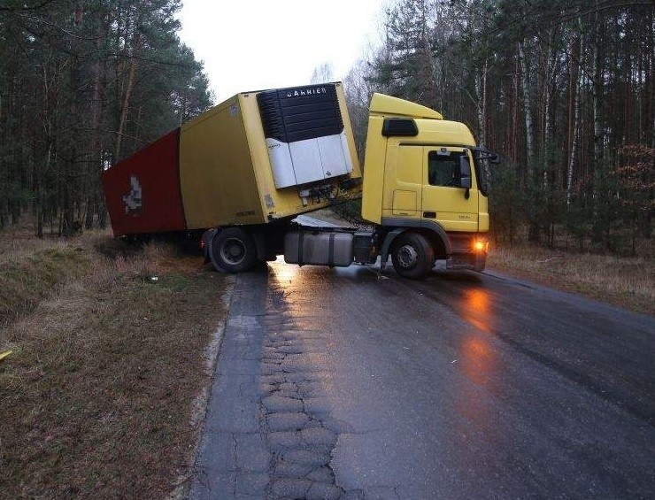 Tir zablokował drogę wojewódzką 212