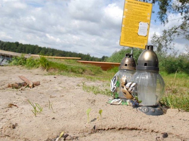 Na plaży w Karpicku wciąż stoją znicze. To tutaj rodzina Małgorzaty S. znalazła jej zwłoki.