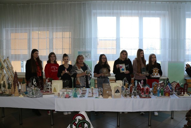 Oryginalne i naturalne ozdoby świąteczne  można było kupić przez dwa dni na kiermaszu zorganizowanym przez Zespół Szkół Centrum Kształcenia w Sandomierzu-Mokoszynie.