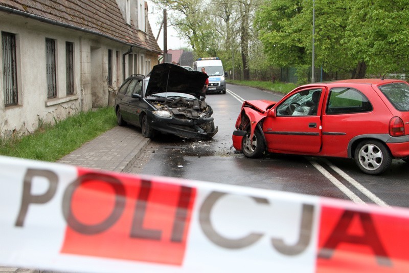 W Ochli opel corsa zderzył się z fordem escortem.