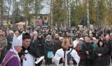 Uroczystość Wszystkich Świętych 2021. Msze święte na cmentarzach w Kielcach z udziałem księży biskupów