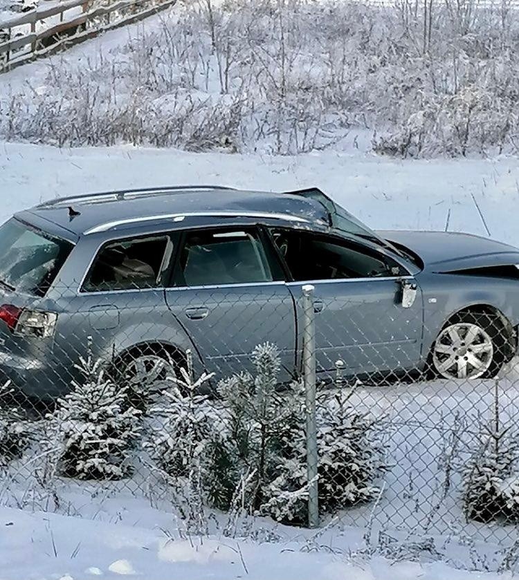 Przebród: Wypadek podczas wyprzedzania. Audi wypadło z drogi i uderzyło w ogrodzenie. Cztery osoby ranne 