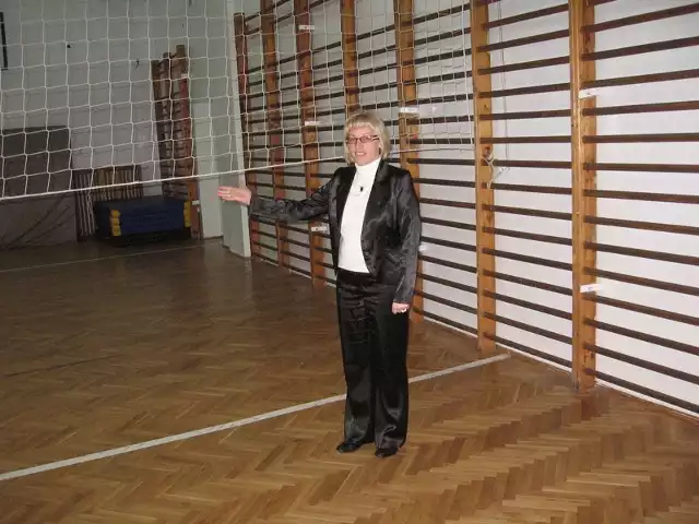 - Ściany w sali gimnastycznej są odmalowane ale to naprawdę niewielki obiekt - pokazuje  dyrektor Agnieszka Ścieglińska.