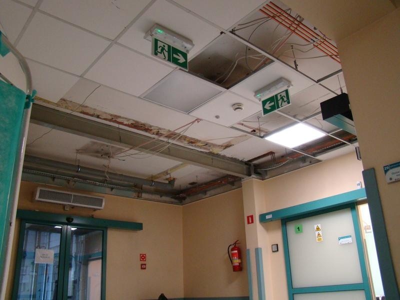 Oświęcim. Na oddziale ratunkowym w szpitalu powiatowym odpadły kasetony z podwieszanego sufitu [ZDJĘCIA]