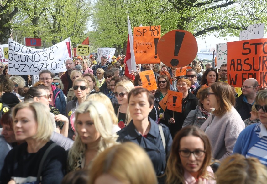 Manifestacja przed Urzędem Wojewódzkim w Szczecinie. Nauczyciele: "Potrzebujemy chleba, a nie igrzysk” [WIDEO, ZDJĘCIA]