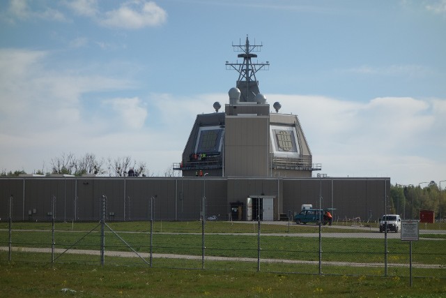 Budynek przypominający nadbudówkę okrętu to serce systemu anytyrakietowego z Redzikowa. To tu znajduje się centrum dowodzenia i radar dookólny.