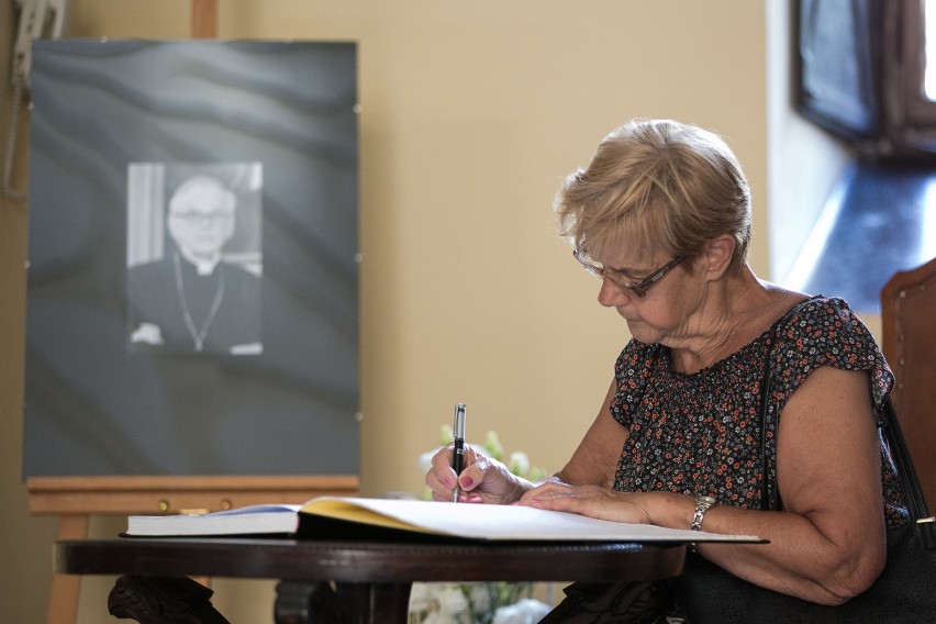 Śmierć kard. Macharskiego. W Magistracie wyłożono księgę kondolencyjną [ZDJĘCIA]