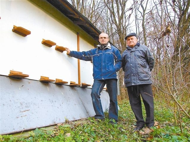 - Jak tak dalej pójdzie, pszczelarze znikną całkowicie z naszego terenu, bo nie będzie się to opłacać - przekonują (od lewej) Marcin Miske i Franciszek Kolender. (fot. Radosław Dimitrow)