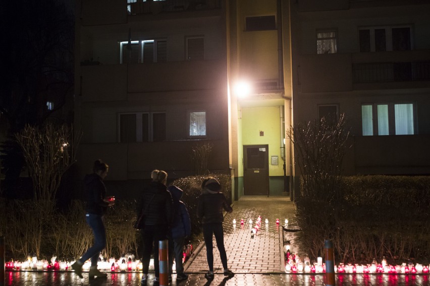 Kraków. Atak na Prokocimiu. Pod blokiem zapłonęły znicze [ZDJĘCIA]