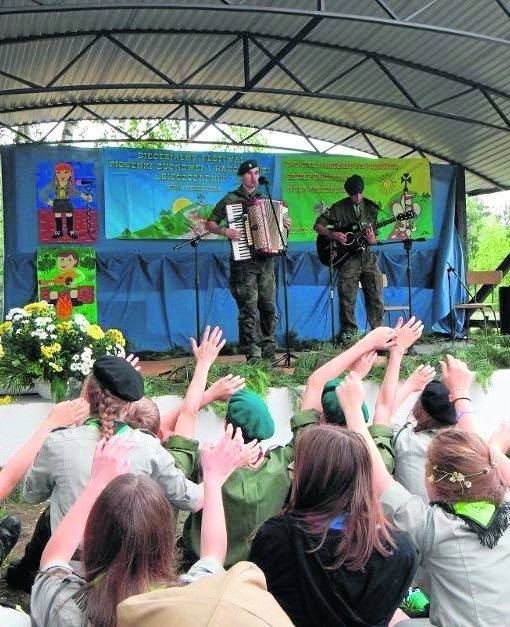 Na harcerskim festiwalu panowała wspaniała atmosfera, było dużo śpiewu i wspólnego "kiwania się" przez publiczność.