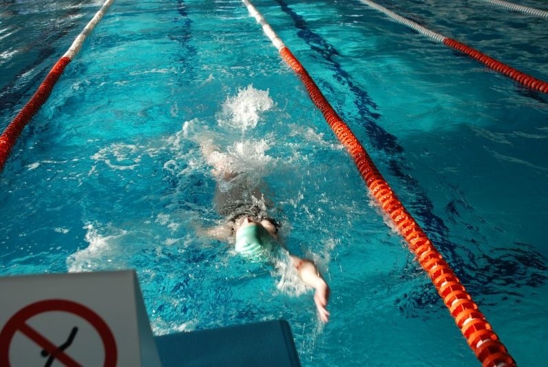 Uczniowie z Topólki mogą powiedzieć: Umiem pływać! Każdy uczestnik kursu powinien przepłynąć co najmniej  25 metrów stylem grzbietowym. 