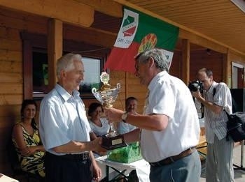 Prezes Czarnych Tadeusz Szybiński odebrał okolicznościowy puchar od prezesa zrzeszenia LZS Jacka Dońca Fot. Andrzej Wiśniewski