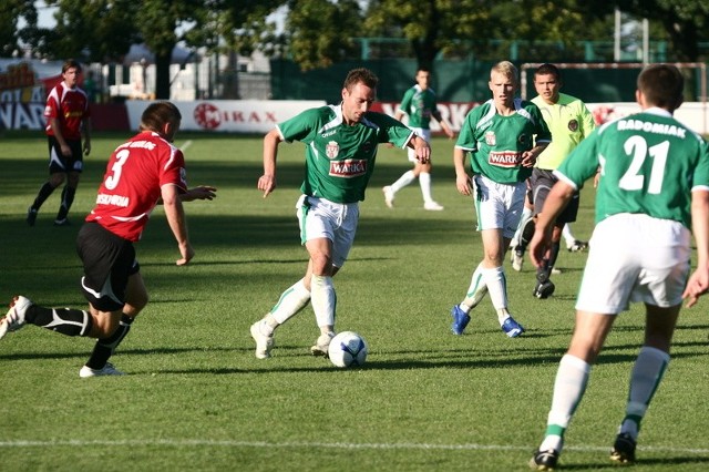 Krzysztof Wierzba (z piłką) strzelił dwa gole w meczu z Pogonią.