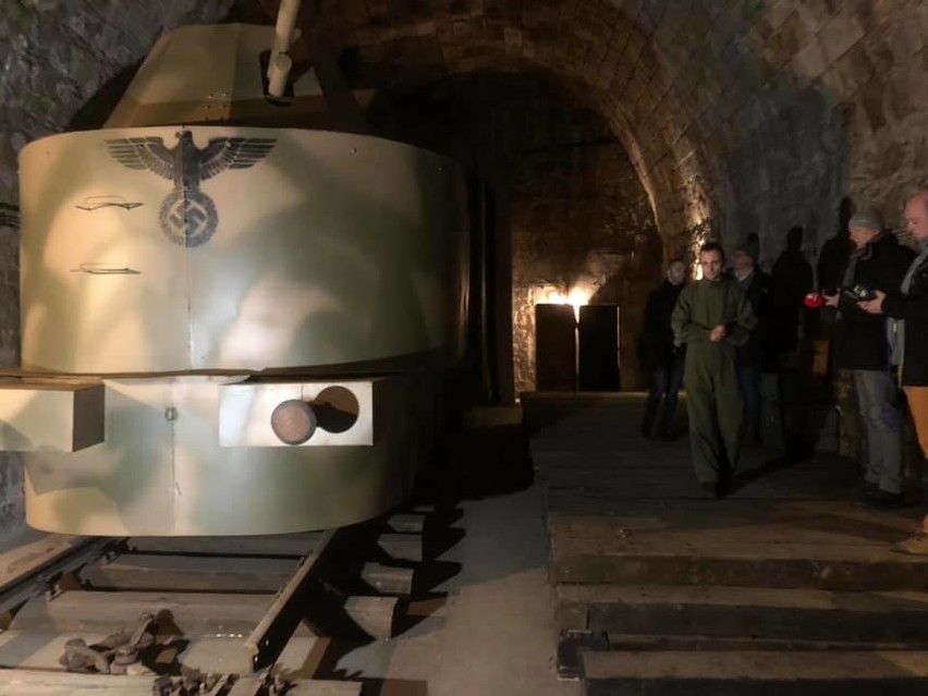 Nowe podziemia otwarte na Dolnym Śląsku. To potężny schron z pociągiem pancernym w środku! (ZDJĘCIA)