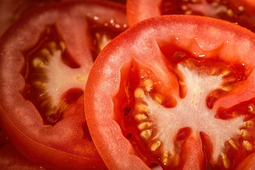 Bezpieczna dzienna dawka pomidorów to 400 gramów. W...