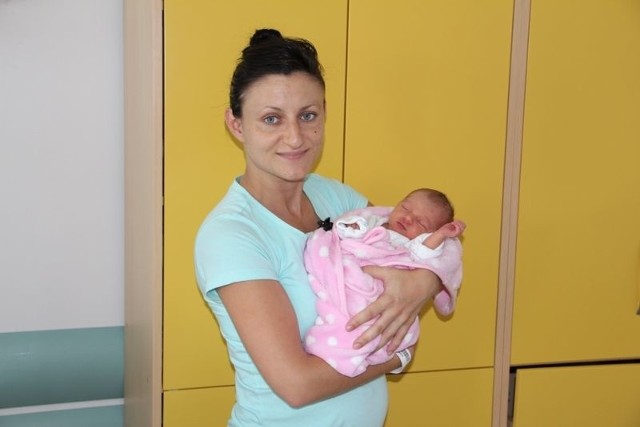 Aleksandra Jarka, córka Agnieszki i Pawła z Ostrołęki urodziła się 23 czerwca. Ważyła 2800 g, mierzyła 53 cm. Na zdjęciu z mamą