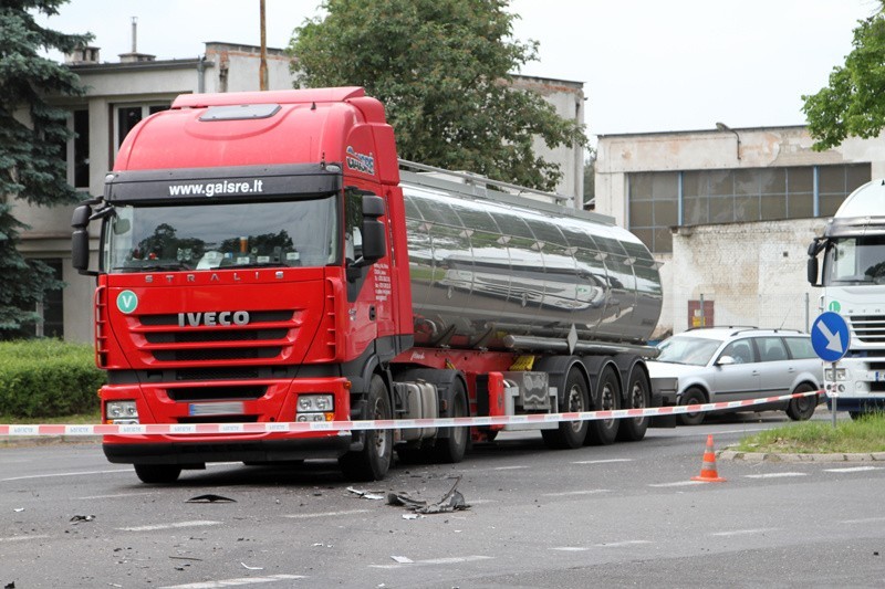 Ciężarówka zajechała drogę kobiecie kierującej citroena....