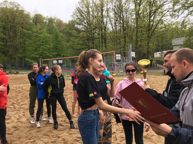 Nad jeziorem ,,Jeleń” w Bytowie odbyły się mistrzostwa powiatu bytowskiego w piłce plażowej dziewcząt i chłopców w ramach Igrzysk Młodzieży Szkolnej.