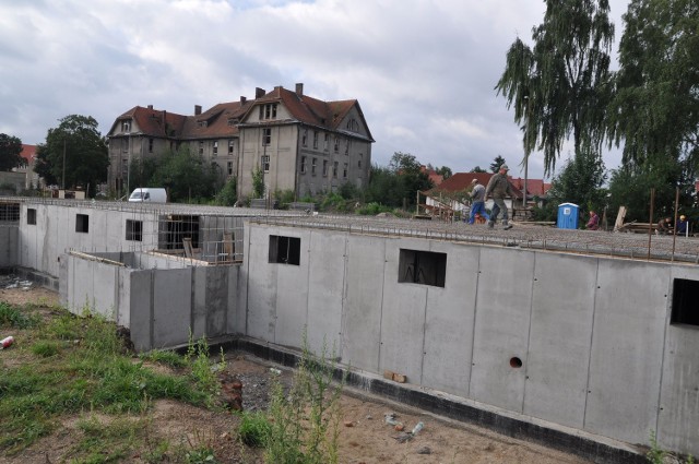 Budowa czwartego bloku małego osiedla na terenie powojskowym wyszła właśnie z ziemi.