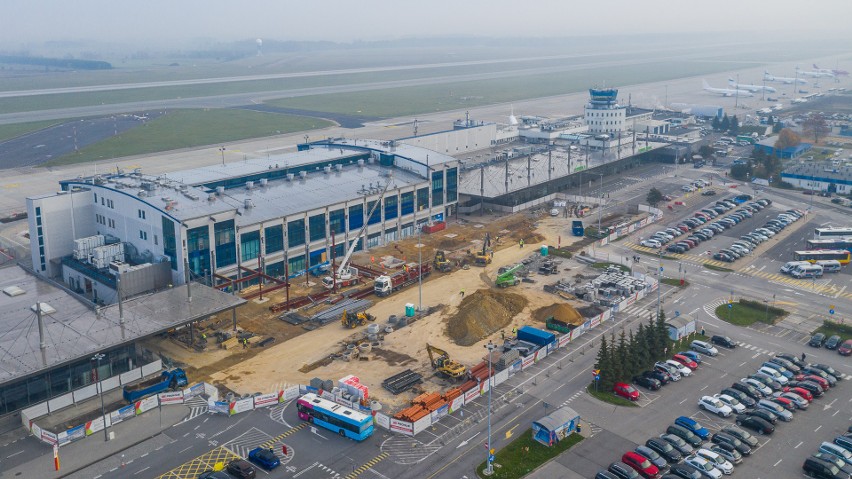 Rozbudowa terminala B od strony parkingu, zdjęcie z drona na...