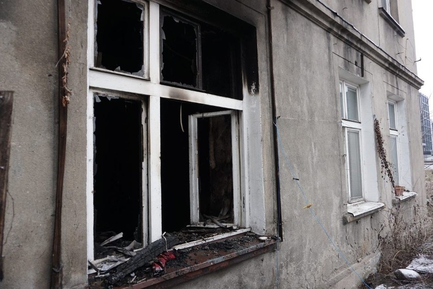 Nocny pożar w mieszkaniu na Częstochowskiej w Łodzi. Są ranni i spore straty!