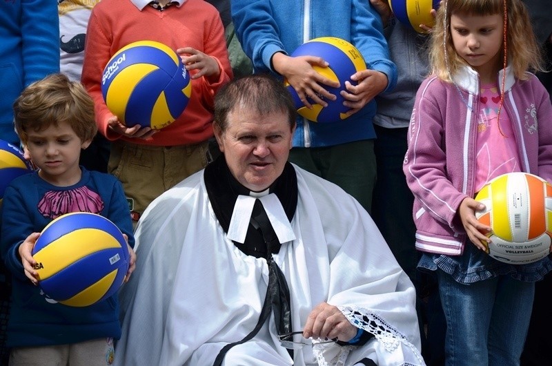 Pastor Jan Byrt rozdał piłki do siatkówki dzieciom [ZDJĘCIA]