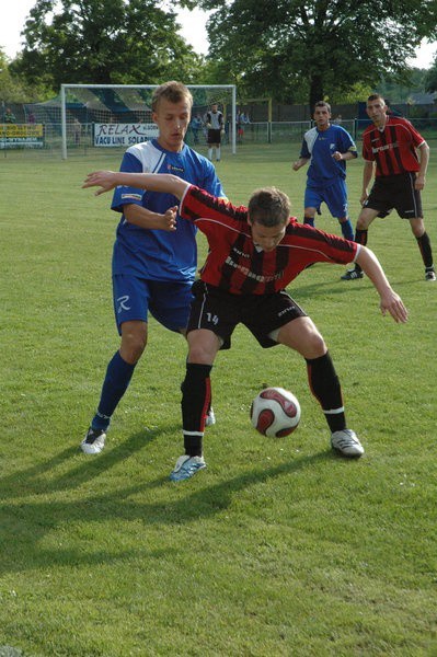 Derby obfitowały w wiele zaciętych pojedynków. Na zdjęciu o piłkę walczą Rafał Cyrana (z tyłu) i Mateusz Żebrowski.