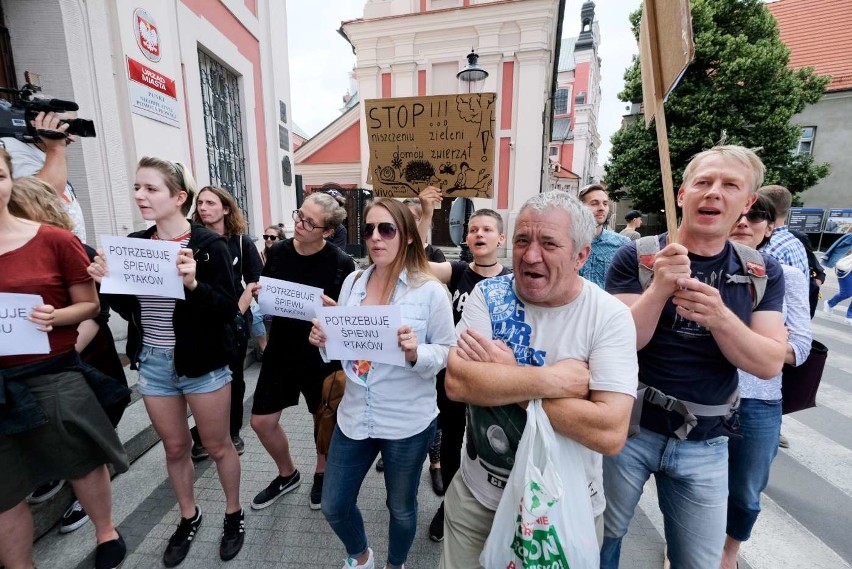 Pikietujący nie zgadzają się, aby obiekty sportowe...