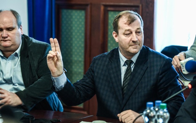 Sprawę wykupienia nieruchomości przy ul. Ujejskiego omawiali bydgoscy radni podczas obrad komisji. Na zdjęciu; radny Bogdan Dzakanowski podczas głosowania.