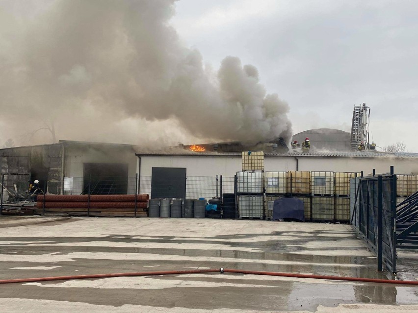 Młodzianowo. Pożar hali produkcyjnej. Paliła się hala o powierzchni 2000 m kw. 63 strażaków gasiło pożar
