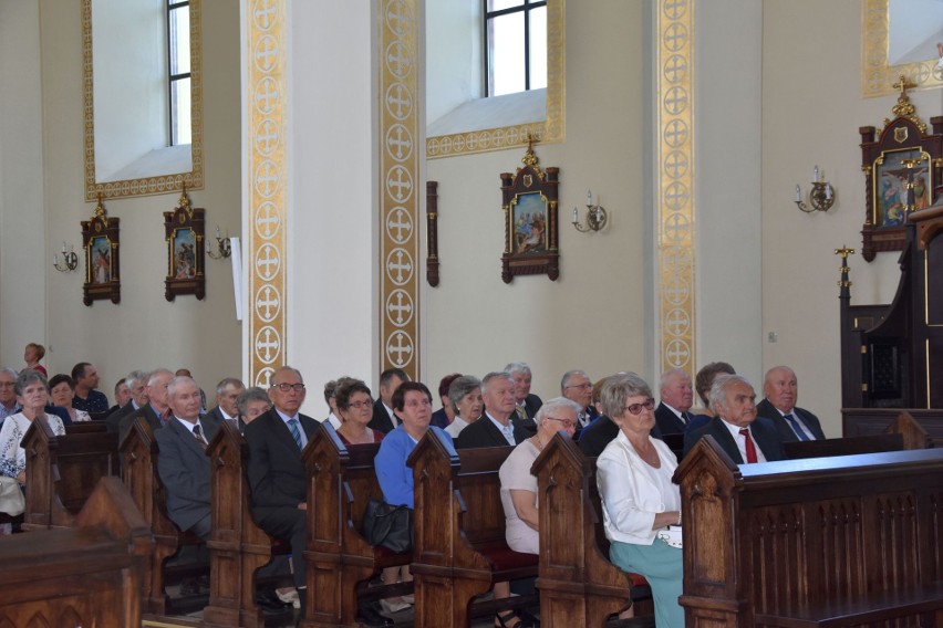 Złote gody w gminie Iwaniska. Świętowały 44 małżeństwa! Miały ważnych gości - wojewodę i posła. Zobacz zdjęcia z uroczystości 