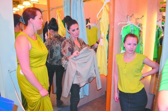 Stylistka Elwira Horosz w przymierzalniach sklepu Orsay doradzała 24-letniej Sylwii Muszyńskiej (z lewej) i 27-letniej Annie Sulkiewicz (z prawej), by sięgały po modne w tym sezonie, soczyste kolory sukienek i bluzek.